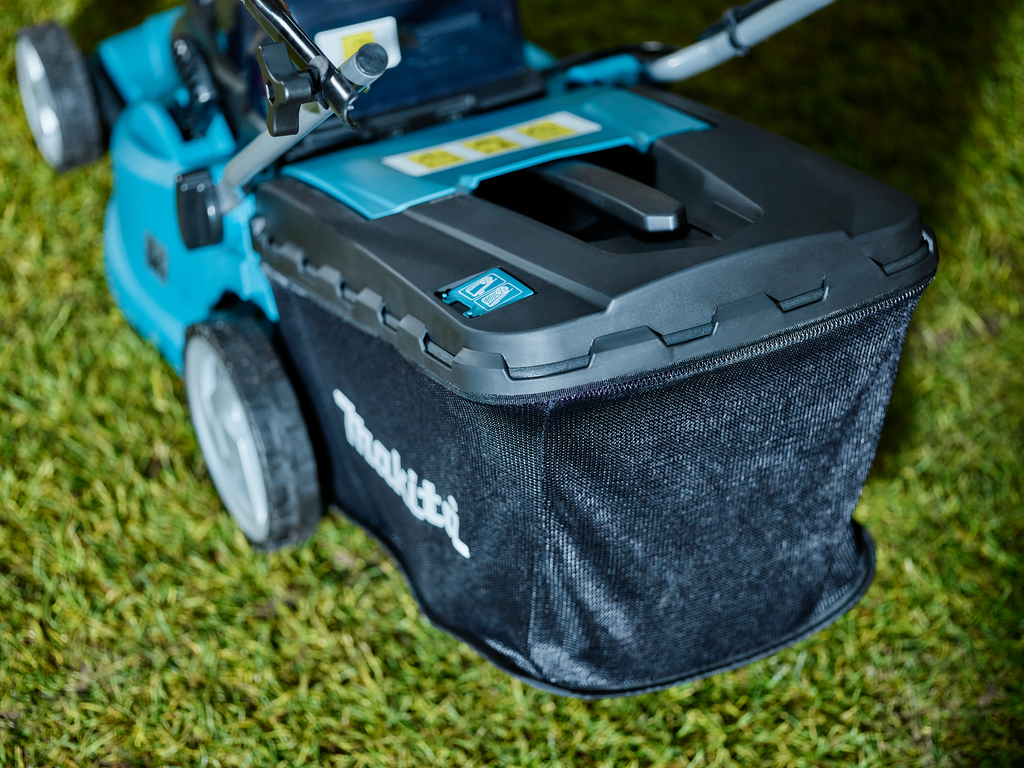 Аккумуляторная газонокосилка Makita DLM380Z