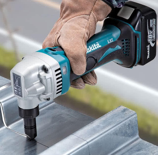 Аккумуляторные высечные ножницы Makita DJN161RFE