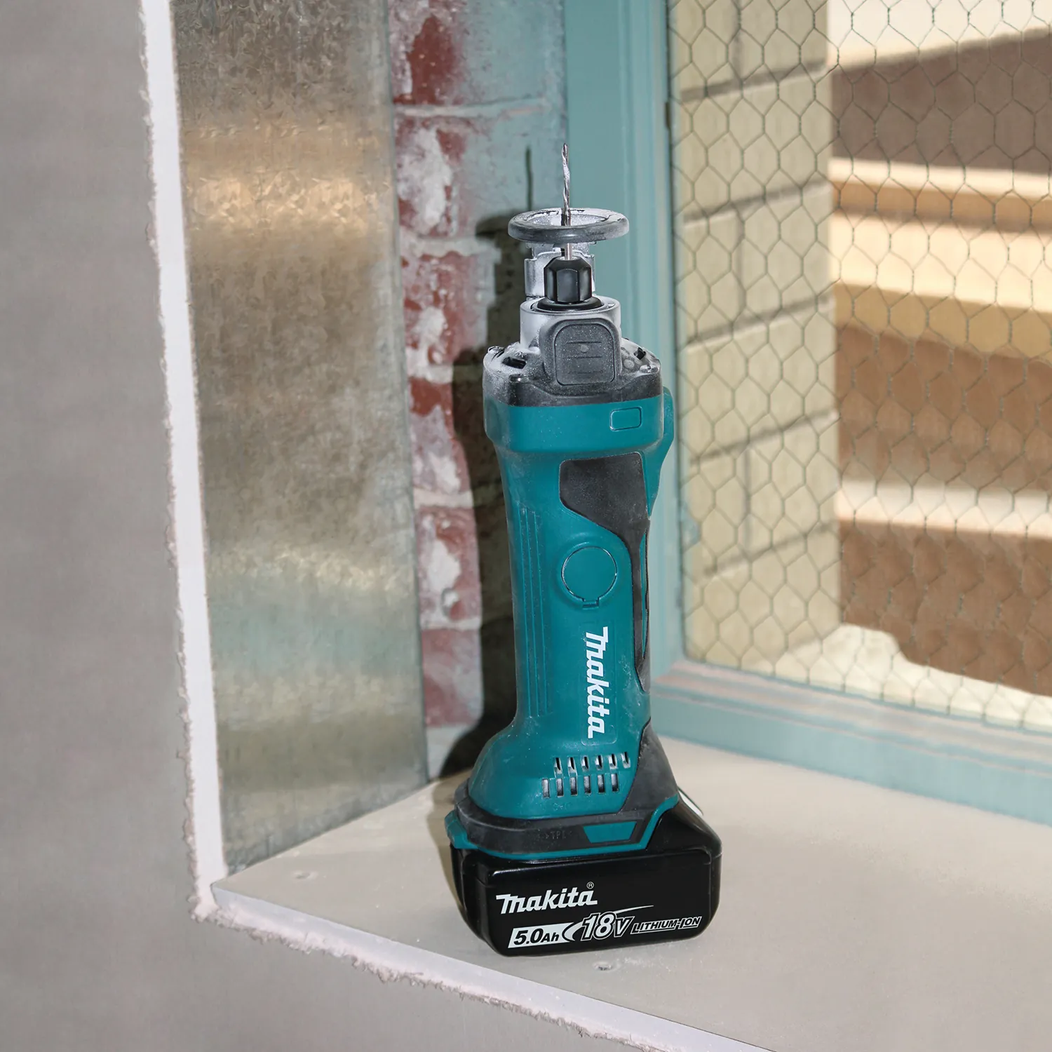 Фрезер-гипсорез аккумуляторный — DCO180Z