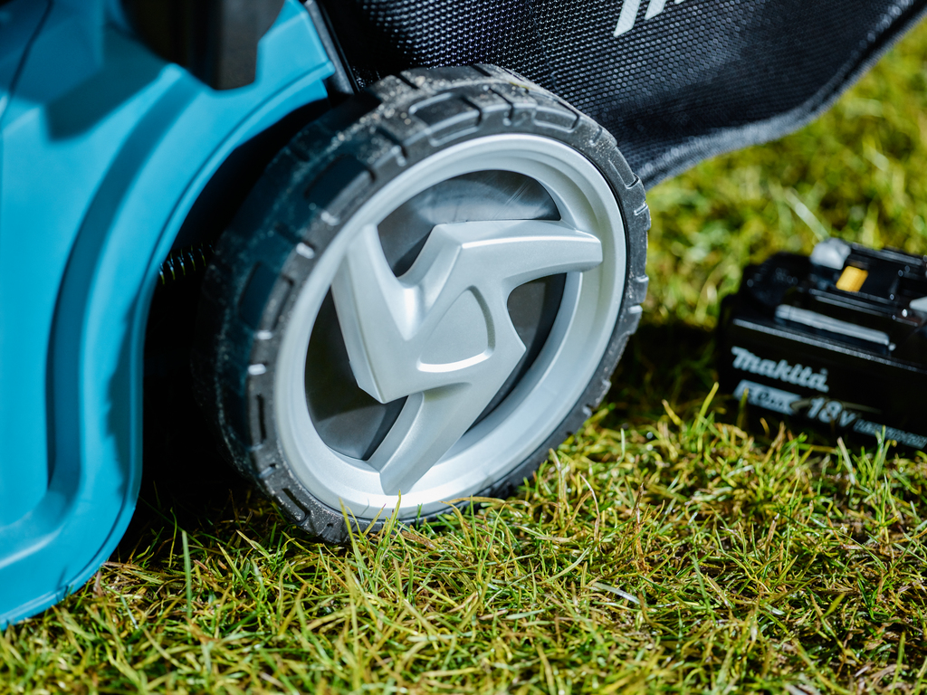 Аккумуляторная газонокосилка Makita DLM380Z