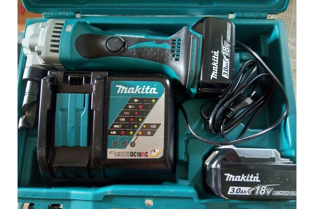 Аккумуляторные высечные ножницы Makita DJN161RFE