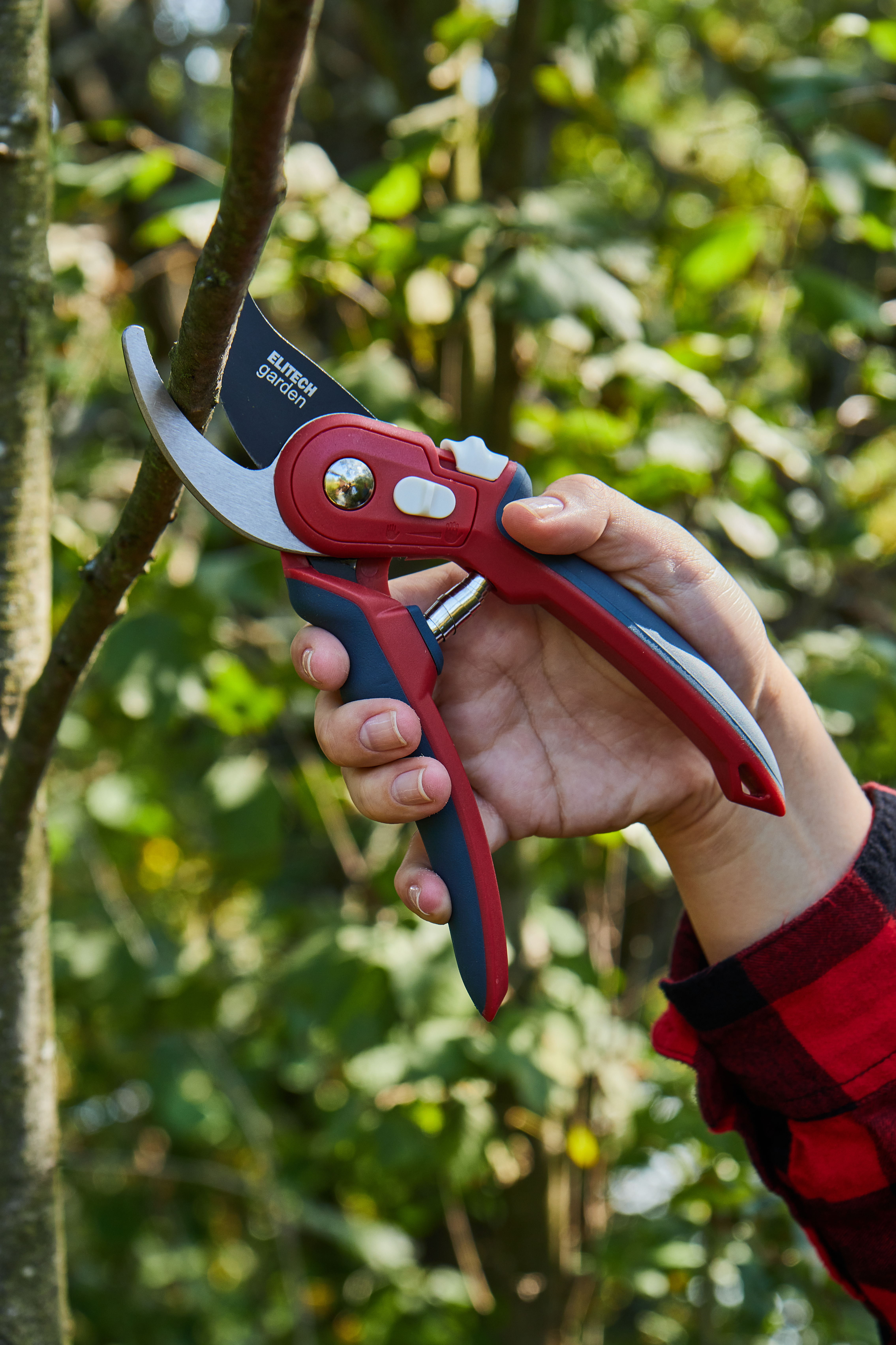 Секатор с плавным регулируемым захватом плоскостной