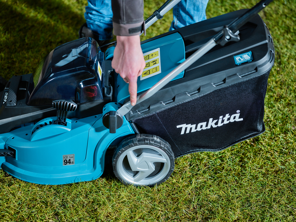 Аккумуляторная газонокосилка Makita DLM380Z