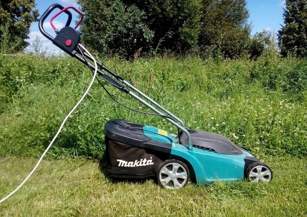 Электрическая газонокосилка Makita ELM3311
