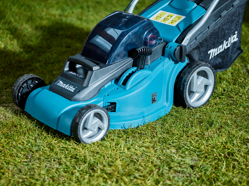 Аккумуляторная газонокосилка Makita DLM380PM2