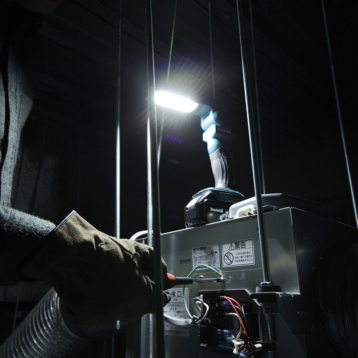 Аккумуляторный фонарь Makita DEBDML801